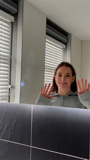 Fem Gelinck on Instagram: "Een van mijn goede voornemens van 2026: meer self-care momentjes 🤍🫧🪞✨ Mijn skincare producten komen van @medik8_nederland 💙 In de comments kun je via het linkje meteen jouw skincare bestellen! #medik8 #medik8nedeland #skincare #selfcare #2026"