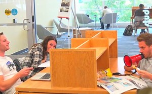 在图书馆用小喇叭吃东西 - EATING LOUDLY WITH A MEGAPHONE