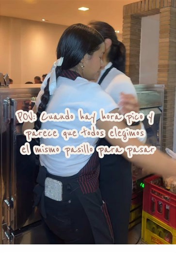 Vivir estrellándose es parte del menú🏃💨#humor #restaurante #mesero #trabajoenequipo #baile
