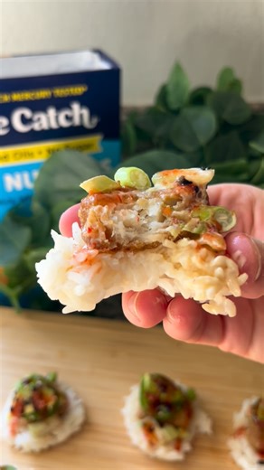 Jenna Ewing on Instagram: "Tuna Sushi Cups 🍣✨ These no-bake sushi cups are so easy and made with @safecatchfoods new tuna nuggets — clean ingredients, high protein, and perfect for a quick lunch or light dinner. Ingredients Cooked white rice @safecatchfoods tuna nuggets (cooked per package instructions) Cucumber, finely chopped Green onion, chopped Soy sauce (to taste) Mayo (2–3 tbsp) Sesame oil (small drizzle) Avocado, chopped Jalapeño, sliced Sesame seeds Sriracha Instructions 1. Press warm w