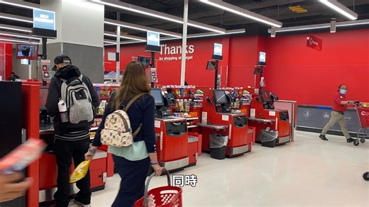 【天下新聞】🎯Target業績再滑落！ChatGPT購物功能殺到救市💥 美國連鎖零售巨頭Target公佈最新季度業績，錄得銷售下滑並下調全年盈利預測。 Target準CEO Michael Fiddelke強調公司正加速改革，將於明年把資本開支調升至50億元，按年增加25%，以改善門市體驗、提升商品吸引力並加強科技應用。同時，公司推出AI工具Target Trend Brain，協助設計與商品部門捕捉潮流色彩與款式，並以AI模型模擬消費者反應。 Target亦宣佈與OpenAI合作，將於下週推出Beta版功能，讓消費者可直接在ChatGPT內使用Target app購物，下單可同時選購多項商品，並可選擇不同取貨等方式。 管理層指出，政府停擺期間SNAP福利暫停亦影響低收入消費者購買力。為吸引節日消費者，公司上週下調3000項食品和家庭用品價格，並推出大量節日限定商品，當中逾半數是Target獨家。 ----------------------------------- #天下衛視 #天下新聞 #skylinktv #news #Target業績 #TargetEarnings #美