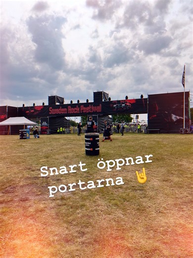 Strax innan insläpp 🤘 @swedenrockfestival | Rockklassiker