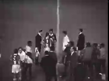 1954 Dünya Kupasına da kurayla gittik.Elemede deplasmanda İspanya’ya 4-1 yeniliyoruz, burada 1-0 kazanıyoruz. Fazla gol kuralı olmadığı için İtalya’da 3. maç oluyor, o da 2-2 bitiyor.Luigi Franco Gemma adlı italyan çocuğa kura çektiriyorlar, Türkiye’yi çekiyor.