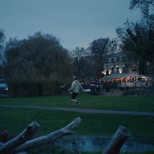 ★★★★★ Se anmelderroste Human Race i biograferne nu “Det er første gang, jeg har lukket et filmhold så tæt ind i mit liv. De har fulgt mig i fem år — når det gik godt, men også når det gjorde virkelig ondt.” — Eske Willerslev “Human Race tegner et fascinerende portræt af Eske Willerslev, jagten på menneskets oprindelse og konkurrencen mellem verdens førende forskere.” — Filmmagasinet EKKO ★★★★★ “Et fascinerende emne og et godt gennemført greb, hvor nysgerrighed, ambition og mentale udfordringer s