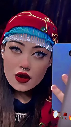 Stunning Reflection Capture with Unique Headpiece