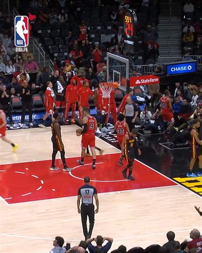 ブルズ対ホークスはなんと両チーム合わせて今季最多となる302得点🤯 ブルズが僅差で勝利を手に‼️ #SeeRed Chicago Bulls #NBAHighlight #NBAJPN | NBA Japan