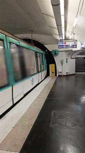 MF88 métro 7bis à Jaurès