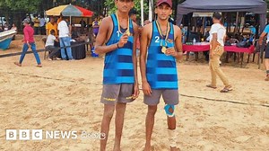 මුහුදක් නැති මැදවච්චියේ 'වෙරළේ නීතියට' බීච් වොලිබෝල් ක්‍රීඩා කර රන් පදක්කම් දිනූ මිතුරෝ  - BBC News සිංහල