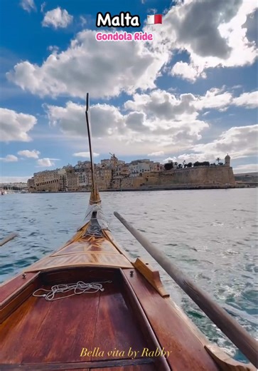One of the best things I did in Malta 🇲🇹 trip 😍this gondola ride was worth it ❤️‍🔥👌 #bellavitabyrabby #contentcreator #travelblogger #gondolaride #maltatravel