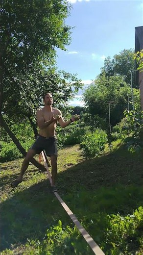 Juggling with 4 balls on a slackline.