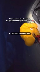 There are Two The Dangers of Sleeping on a Snowy Mountain Trail ‼️ 1. Risk of Hypothermia Extreme cold temperatures can quickly lower your body temperature if you are not in an adequate tent/sleeping bag. 2. Microsleep Kehilangan Kesadaran (Microsleep): Kelelahan ekstrem saat mendaki dapat menyebabkan microsleep yang membahayakan nyawa. Hiking trails must remain open for everyone's safety, and rest stops should be made in shelters or safe camping areas. 📹 : fengyun adventures #mountains #climbi
