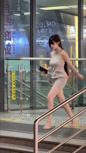 Night City Walk in Tight Dress 🔥 #NightWalk #CityVibes #StreetStyle #Fashion #ElegantLook #chinese