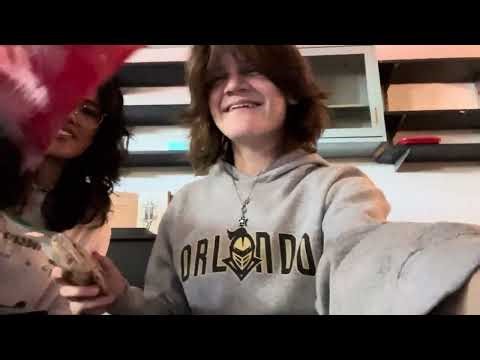 HI MUKLINGS!! [our first mukbang :O]