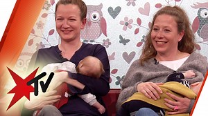 Katharina Obst (39) hat mithilfe einer Samenspende Zwillinge zur Welt gebracht, die nun auch von ihrer Partnerin Noëmi gestillt werden. Möglich macht das ein spezielles Medikament und die enge Begleitung durch Stillberaterin Katrin Bautsch, die sagt: „Dieser Weg ist ein Riesengewinn für Adoptivmütter.“ Wie Katharina und Noëmi ihren Baby-Alltag erleben, erzählen sie live bei stern TV: | stern TV