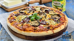 Ce ziceti de o pizza de vara, fara carne si cu multe legume coapte? Este simplu de realizat, foarte gustoasa si se poate personaliza foarte usor. Urmariti reteta https://jamila.ro/pizza-vegetariana si veti vedea cat de usor de pregateste blatul, cat de simplu este sosul si cat de repede putem face o pizza in casa cu rezultate ca la pizzerie. Ce ziceti? Facem o pizza in casa? Bonduelle Lista ingredientelor: https://jamila.ro/pizza-vegetariana | JamilaCuisine