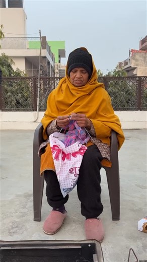 Danur Agnihotri on Instagram: "Masih dengan kegiatanku dimusim dingin bersama keluarga di India #minivlog #dailyvlog #tanudanmonu"