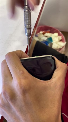 Telefon tiba-tiba mati, tidak boleh cas atau sering restart sendiri? 📱🔧 Masalah ini mungkin berpunca daripada kerosakan pada motherboard😱 Technician kami berpengalaman dalam membaiki pelbagai jenis kerosakan motherboard dengan peralatan profesional💪🏻🛠️✨ Hantar telefon anda untuk pemeriksaan dan kami akan bantu menghidupkannya semula! 🔥 #klrepair #explorepage #tiktokreels #trendingreels #phonerepair