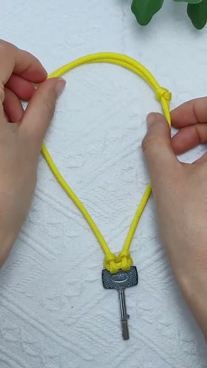 How to tie a key into a necklace conveniently #diy #necklace #crafts | Craft 1 Minute