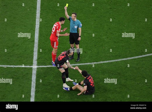 22 April 2026, North Rhine-Westphalia, Leverkusen: Soccer, Men: DFB Cup, Bayer Leverkusen - Bayern Munich, Semi-final, BayArena, Referee Felix Zwayer shows Aleksandar Pavlovic (Bayern Munich) a yellow card. IMPORTANT NOTE: In accordance with the regulations of the DFL German Football League and the DFB German Football Association, it is prohibited to use or have used photographs taken in the stadium and/or of the match in the form of sequential images and/or video-like photo series. Photo: Rolf 
