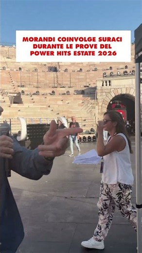 Morandi coinvolge Suraci durante le prove del Power Hits Estate 2026 - RTL 102.5