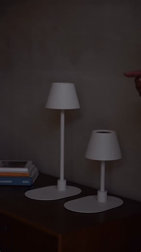 AXCIS,INC. on Instagram: "\\ Plante Portable Lamp // デスクやソファ、ベッドなどの側に置いて使用する充電式LEDポータブルランプです。 ざらりとした吹き付け塗装の質感が上質で、インテリアの雰囲気を損なわず、便利に使用できます。"