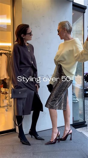 ragazzifashion on Instagram: "Styling Over 50 🤍 @ginadrewalowski und ich zeigen euch einen Look, der cool, sexy & easy zugleich ist: Die Limited Edition von @ladnericollection – der Midi-Lederrock (Schlitz vorn oder hinten) kombiniert mit einem Cashmere-Pulli als weichen Kontrast. Dazu Sunglasses, eine kleine Crossbody-Bag & Pumps – lässig, modern, day to night. Ein Styling, das für jede Frau funktioniert – in jedem Alter. Wie gefällt euch der Look? 📍 Store Bielefeld & Online 🇦🇹 Auch für Kun