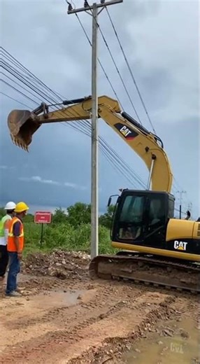 The excavator driver's carelessness caused the vehicle to spin and hit a high-voltage power pole....