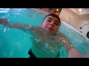 Testing the waterproof camera in the pool(2)