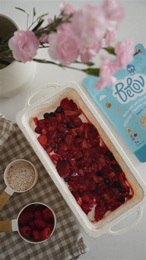 Belov on Instagram: "Barres de yogourt & fruits congelés 🍓 Une recette simple, rapide et nutritive pour les petits et les grands 🤍 1 recette – 3 ingrédients un extra en fer grâce aux céréales BELOV ✨ (un nutriment essentiel et une des carences les plus fréquentes chez les enfants) 🥣 Ingrédients • 1 pot de yogourt au choix • 1/3 tasse de céréales BELOV nature • Fruits frais au choix 💡 À savourer comme collation, en version popsicle l’été ☀️ ou pour aider à soulager une poussée dentaire. 👉 As