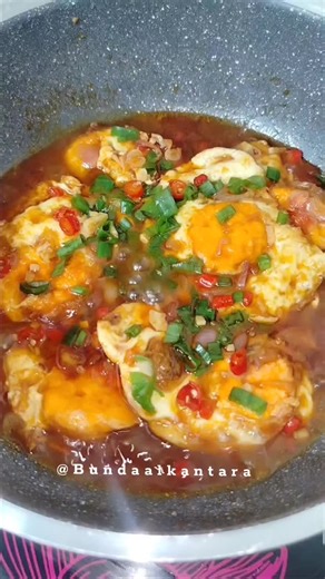Bundaa Alkantara on Instagram: "telur saus tiram✨ menu hari ini masak telur saus tiram rahasia masakan jadi makin nikmat dan lezat ini dia andalan aku saus tiram dari @leekumkeeindonesia ❤️ bahan 1 kg telur 4 siung bawang putih (iris) 5 siung bawang merah (iris) 4 buah cabe merah keriting (iris) 2 helai daun bawang (iris) 1 buah tomat (iris) secukupnya air seasoning 3 sdk kecap manis 3 sdk saus tomat Saus tiram (lee kum kee) 1 sdt garam 1/2 kaldu bubuk 1 sdk kaldu jamur yuk bikin happy riccok❤️ 