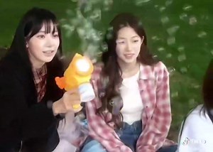 15K views · 338 reactions | El grupo coreano de K-Pop #LeSserafim sorprendió a sus seguidores latinos al lanzar un cover de #AmorProhibido, el icónico éxito de #SelenaQuintanilla. Con esta movida, las artistas buscan acercarse a su público mexicano de una manera creativa y emotiva, fusionando la cultura pop coreana con un clásico de la música latina. Canal Grupero  | Canal Grupero | Facebook