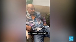 🔴🇬🇳 Coup d'Etat en Guinée : à l'annonce de l'arrestation d'#AlphaConde, de nombreux habitants de #Conakry sont descendus dans la rue et laissent éclater leur joie. Le président déposé est apparu après son arrestation dans une vidéo filmée par les militaires très fatigué, chemise déboutonnée ⤵️ | FRANCE 24