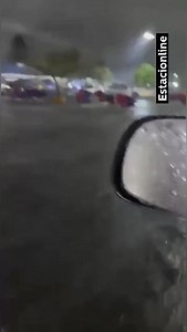 🌪️🚗 Más postales de la tormenta de anoche en Rosario: el viento hizo de las suyas en el playón del Carrefour, donde los carritos de compras quedaron descontrolados y se movían solos bajo la lluvia. #Tormenta #Rosario #Clima | Estacionline