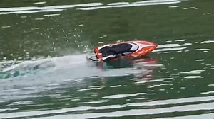 DEERC H120 Ferngesteuertes Boot für Pool und Seen, 2,4 GHz, 20+ MPH, für Kinder und Erwachsene, mit 2 wiederaufladbaren Akkus, Niedrigbatterie-Warnung, Kenterrückholung.