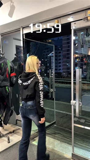 바이크맥스BikeMax on Instagram: "하 마감이다 ????!!!!?!?!?!😱 Helmet - @hjchelmets_kr RPHA 12 REDBULL AUSTIN GP2 #bikemax #바이크맥스 #hjc #reels #fyp"