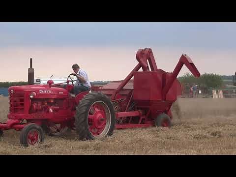International B64 trailed combine. At Casterton vintage harvest event 2021