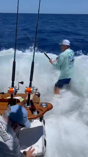 HARDCORE fishing on the 72' Tribute "Maverick" 💪💪. These boats are designed to be able to fill the cockpit with water and extract it just as fast as it comes in once in neutral. See more on our website! https://www.dailysportfish.com/ FOLLOW US @dailysportfish ______________________________________________________ -DM US YOUR SPORTFISH CONTENT -EMAIL OR MESSAGE US FOR BUSINESS INQUIRES _____________________________________________________ #dailysportfish #vikingyachts #hatterasyachts #viking #