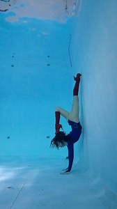 Underwater yoga in heels 👠 I tried the scorpion handstand pose 🧘🏻‍♀️ #underwater #yoga #stretching #handstand #flexible #gymnastics #pool #heels | Silvia Solymosyová