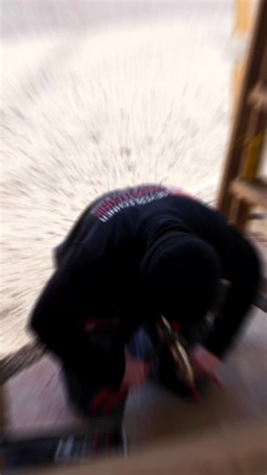 Freitagnachmittag, du räumst nach der Baustelle den Bus ein, fährst los und mittendrin denkst du dir: „Moment mal… wo ist eigentlich die Rohrzange?!“ 🤦♂️🚗💨 Wir alle kennen’s. Manchmal wird halt im Eifer des Gefechts was vergessen. Was soll man tun? 😂 Die Zange liegt jetzt wahrscheinlich immer noch genau dort 😂