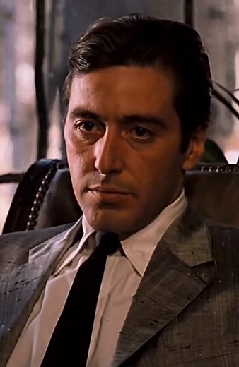 آل باتشينو في فيلم The Godfather يثبت أن القوة الحقيقية في التمثيل لا تحتاج إلى ضجيج آل باتشينو قدّم واحداً من أعظم الأداءات في تاريخ السينما من خلال صمته ونظرته فقط.. تحوّل مايكل كورليوني من الابن الهادئ إلى زعيم المافيا كان بطيئاً ومؤلماً وصامتاً لكن كل نظرة منه كانت تحمل ما لا تستطيع الكلمات قوله👹👁️👁️ ______________ #TheGodfather #AlPacino #MichaelCorleone #Movies #cinema ⁩