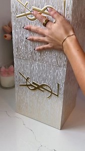 Let’s open the 2025 YSL Beauty advent calendar 🎀💝❄️🎄💄 #yslbeauty #yslbeautyadventcalendar #beautyadventcalendar #adventcalendar #beautyunboxing giftedbyyslbeauty creatordeck @yslbeauty @creator.deck | kirra.mov