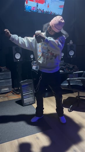 Harbor Ball on Instagram: "I got a different style of rap I get the middle man rich I got a different type of trap … She say u don’t hit it how I hit it I got a different type of bac … da way she put up wit my 💩 imma different type of mac…. #reallyliveit #ballharbor #reallyliveitrecords #1228 #4amFreeStyle"