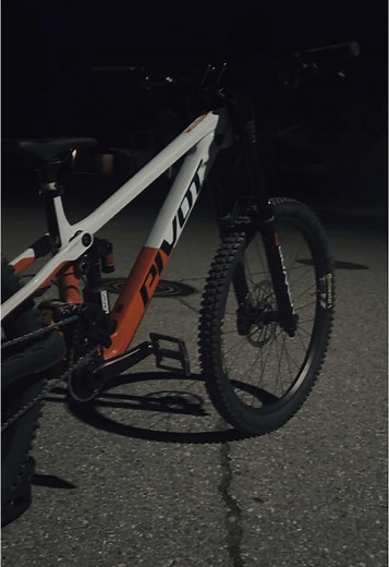 2025 Pivot Phoenix #mtb #pivot #fyp #solnix