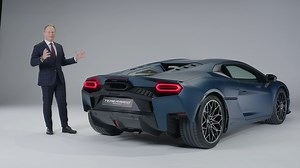 Design et dimensions #lamborghini #temerario ⚡ Châssis alu Spaceframe & carrosserie alu Design élégant avec un nez court, pare-brise et toit se prolongeant jusqu’à la poupe en un seul trait. Recours à l’hexagone : feux de jour avant, feux stop, échappement, prises d’air latérales. (Voir interview de Mitja Borkert) Aérodynamique avancée sans aileron visible : prises d’air au niveau des phares et du bécquet arrière. (Voir interview Mitja Borkert) Dimensions : 4706 mm/1996 mm (2246 avec rétros)/120