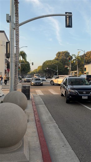 An Audi R8 V8 (first generation) was cruising down Rodeo Drive when a Lexus SUV abruptly cut into its lane, creating a tense moment in traffic. The original R8 helped define Audi’s modern supercar era with its naturally aspirated V8 and iconic side blades. Current market value: approximately $75,000–$95,000 depending on mileage and condition. Even in everyday Beverly Hills traffic, the R8 still turns heads and reminds everyone why it became an instant classic. #Audi #R8 #RodeoDrive #BeverlyHills