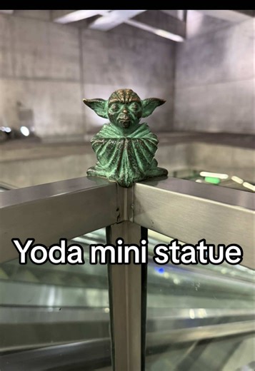 Did you know that Budapest is full of mini statues hidden around the city? 👀✨ They were created by the artist Mihály Kolodko, and spotting them feels like a little treasure hunt around Budapest. One of the coolest ones is the mini statue of Yoda! It’s a true hidden gem and you can find it at Gellért tér metro station (M4). If you love exploring the city beyond the obvious sights, keep an eye out! Budapest loves surprising you ✨ #budapest #ministatues #yoda #hiddengems