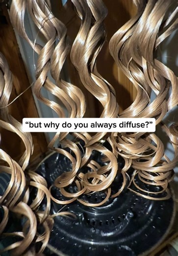 diffusing > air drying always 👏✨ yes, it really takes me 250-300 minutes to air dry my hair 💔 #curlyhair #curlyhairtips #3acurls #curls #washday