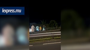 Altercation violente sur l’autoroute à Curepipe : un homme agressé à coups de batte de baseball Une violente altercation a éclaté vers 00h50 sur l’autoroute à Curepipe, impliquant deux automobilistes. Selon les premiers témoignages, un homme aurait été frappé à la tête à coups de batte de baseball après une dispute de circulation. L’agresseur aurait justifié son geste en affirmant que la victime bloquait la route et conduisait en état d’ivresse. Après l’attaque, il aurait pris la fuite à bord d’