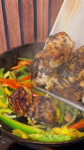 This Haitian-style “chicken” is 100% PLANT-BASED and you would NEVER know 🤯🇭🇹 Made from rice paper jackfruit, seasoned heavy, air-fried to perfection, then smothered with sautéed onions & peppers 😮‍💨🔥 Paired with a Haitian / jollof-style rice that’s rich, flavorful, and straight comfort food. Crispy on the outside, juicy on the inside — tastes JUST like chicken but it’s VEGAN 🌱👑 Vegankingzz don’t miss. #Vegankingzz #VeganHaitian #HaitianFood #HaitianVegan #RicePaperChicken