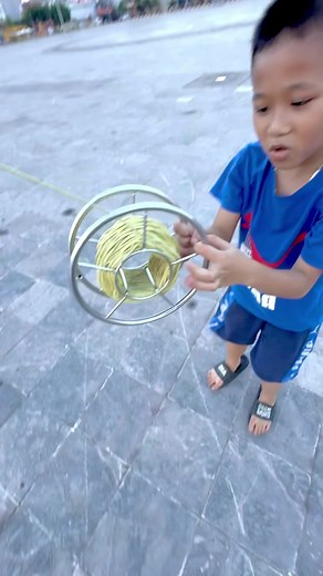 Cậu bé ra dây diều gió lớn quá không giữ được cuộn dây bay mất diều rồi..#layangan #patang #dieusaovietnam